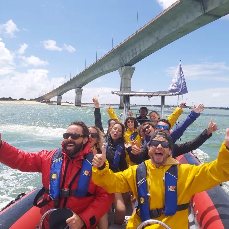 Balade en mer sous le pont de l'île de ré