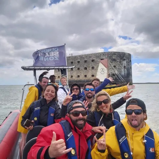 Bateau devant Fort Boyard